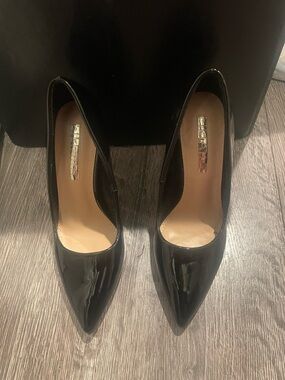 Women's Black Patent Pointed-Toe Pumps